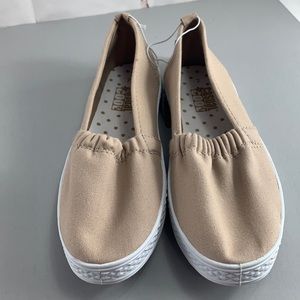 Casual Cool Tan Canvas Slip On Shoes Women’s 7